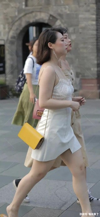 微胖美女一身吊帶連衣裙真好看，時尚有活力，輕松展示完美身材