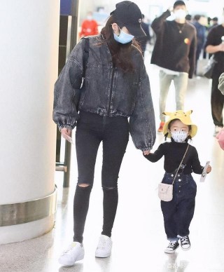 穎兒一家三口好甜，穿著休閑秀完美大長腿，這骨感身材女生都羨慕