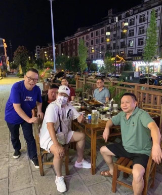 71歲的“樂壇常青樹”譚詠麟在自己的社交平台中分享旅遊近照