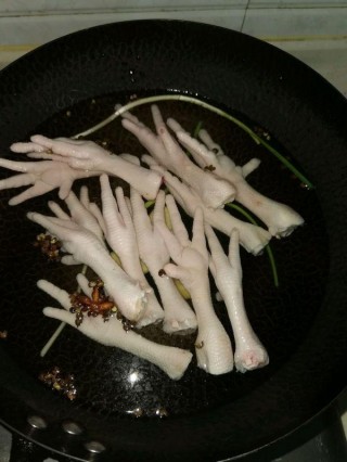 菜場買了幾只雞爪，回來這樣涼拌了幾下，孩子全部吃光，真好吃