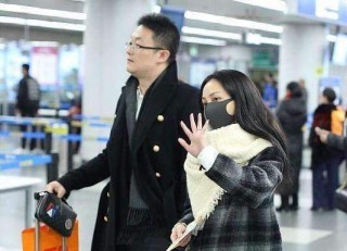 訂婚了? 姚笛與「富二代」男友低調現身機場, 無名指戒指搶眼