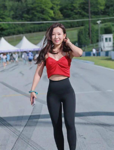 打底褲的裝扮乾練不失甜美，展現街頭時尚感
