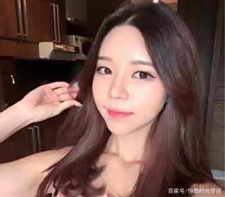 打底褲的搭配彰顯出潮流的氣息，綻放青春美