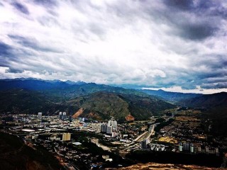 距西寧181公里，藏著一座小城，景色優美，還是藏文化的源生地！