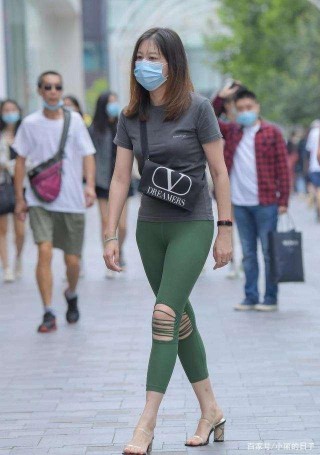 穿打底褲的小姐姐，把姑娘的身材突顯的淋漓盡致，顯瘦顯高