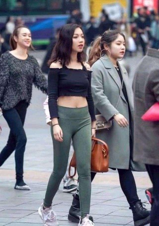 甜美有型的打底褲更具潮流時尚感，展示時尚風情，清涼大氣