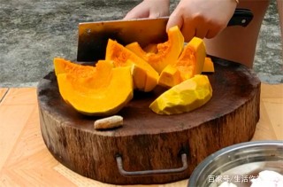 遠嫁姑娘做家鄉美食，剛吃完一口就落淚了，老公：味道不錯