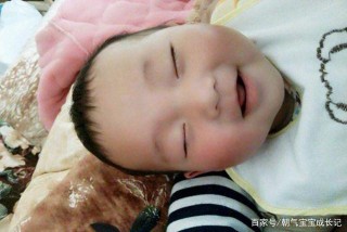 寶寶睡夢中為何會情不自禁地笑起來？