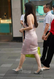 光彩奪目的鯊魚褲穿搭凸顯潮流時尚感，顯得青春又減齡，不同鞋子