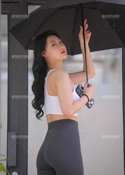 舒適與時尚並存：白色背心與打底褲的完美時尚組合