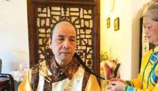 廣州男子穿黃袍留清辮，自稱王爺大鬧車站，要求國家歸還家產故宮