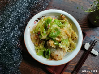 涼拌卷心菜，吃起來爽口開胃，加上一物味道更贊
