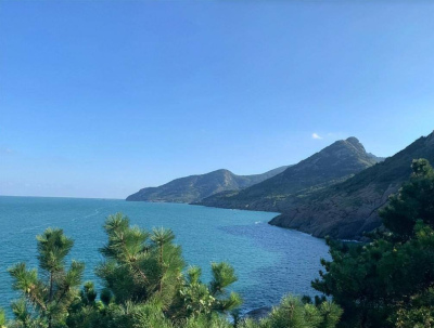三大島嶼之一，呈東西走向，是典型的基岩海島，擁有