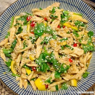 家常美食涼菜推薦：檸檬手撕雞胸肉，涼拌海帶絲，下酒涼拌菜