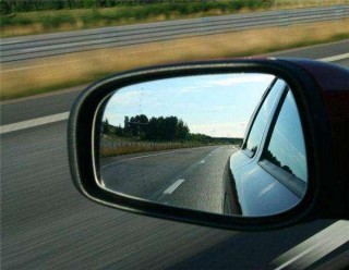 汽車後視鏡上為何有條線？開了這麼多年的車，原來是這樣用的