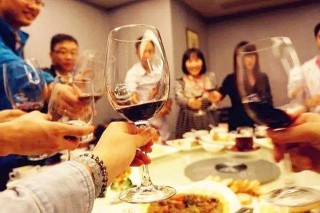 “酒桌文化”之下職場社畜內心獨白：會不會太逼真？