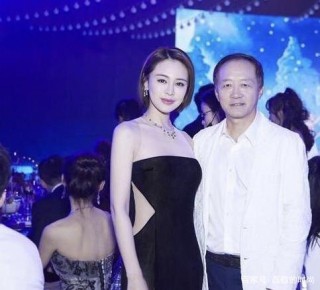 關悅“漏鬥身材”絕了，黑色連衣裙盡顯大氣，這女人我愛了