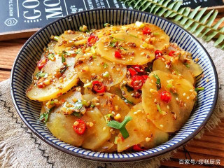 土豆不炒也不燉，做一道香辣開胃的涼拌土豆片，清爽又下飯