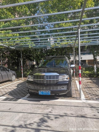 「汽車拍賣」廣西桂林市一輛林肯領航員汽車以24萬元拍賣成交