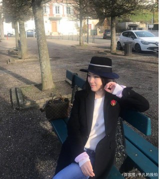 楊鈺瑩出國旅遊真會穿，大衣配牛仔褲顯氣場，小禮帽英倫風十足