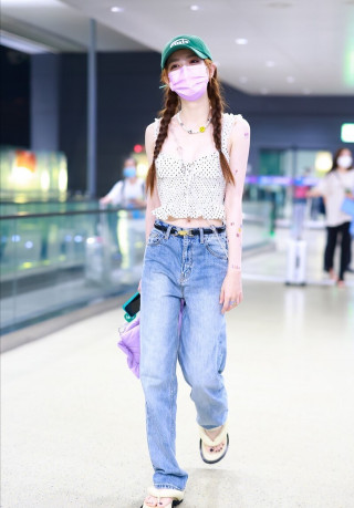 徐璐“巴掌腰”太搶鏡，不秀一下豈不是浪費了，麻花辮有少女感