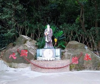 珠海情侶路有座「神仙廟宇」，前面是如畫海景，專門