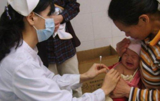 嬰幼兒疫苗接種地排長隊，孩子接種難！衛生健康局：錯峰接種