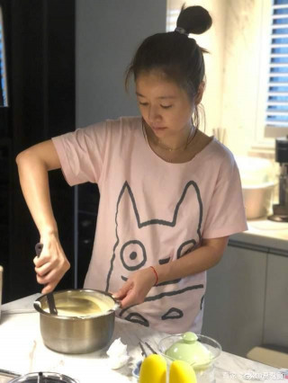 林心如素顏為愛女做蛋糕，穿家居服秀火辣身材，4歲小海豚似媽咪