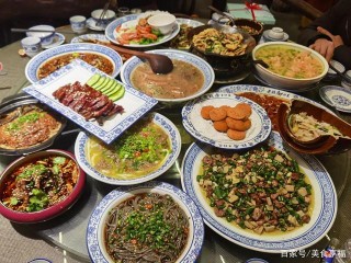 春節各家展示美食大餐，餐餐誘人美味之極，開飯嘍