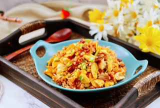 豪華版蛋炒飯，加核桃加泡菜，教你做泡菜核桃蛋炒飯，酸辣特別！