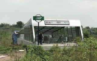 最特殊的地鐵站，坐落在有名旅遊城市，出站口居然是荒郊野外