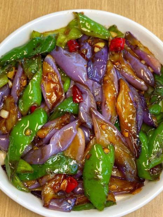 大廚張紅甫親授秘籍：手把手教你做出美味炒茄子_餐桌上_乾辣椒_蒜末