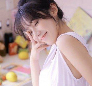 搞笑段子：中午在食堂吃飯，邊上坐個美女，她不愛吃雞蛋