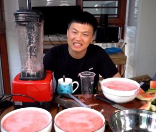 商場一杯西瓜汁18元，那一個西瓜能榨多少果汁？看完感覺被坑了