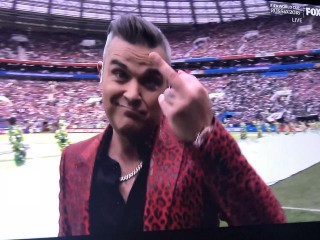 ESPN：世界盃開幕式演唱歌手做出「下流動作」