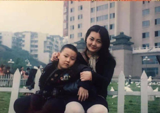 兒子被保姆偷走，母親3年後找回，養育22年，卻發現不是親生的_何小平_朱曉娟_孩子
