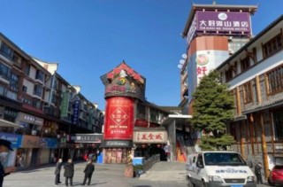 三月份的成都，網紅都江堰街上遊客寥寥無幾，歷史上前所未有