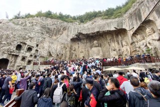 河南洛陽龍門石窟千年佛像被摸出包漿，不文明旅遊何時休？