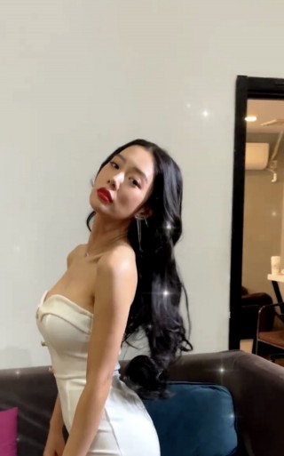 克拉拉的身材才是女人中的極品，側身的時候，更顯出完美比例
