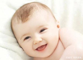“天鵝頸”寶寶走紅，脖子纖細修長，大家笑稱：嬰兒界的長頸鹿