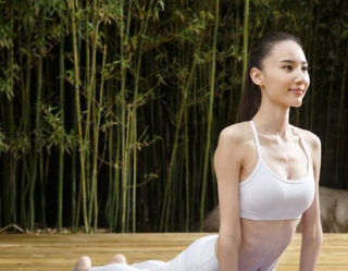 年輕漂亮的打底褲美女，散發時尚活力，回頭率特別高！