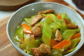 非常適合不愛吃菜的孩子，簡單炒一盤真下飯，孩子吃了還想吃！