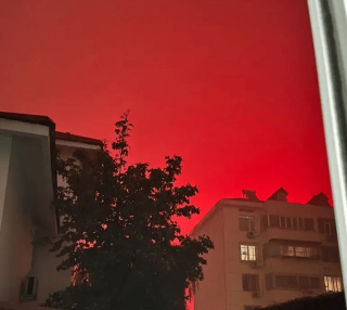 武漢一地夜空淩晨時分變成了血紅色，持續1小時，什麼原因？