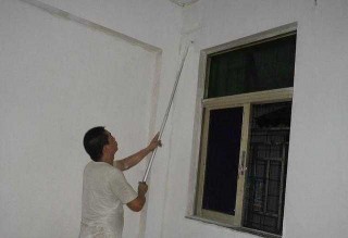 牆面刷乳膠漆還是貼壁紙好？聽聽30年老師傅是怎麼說的