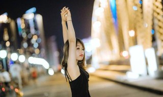 女生在晚上也能拍美照，9個拍照小技巧，自然上鏡不俗套
