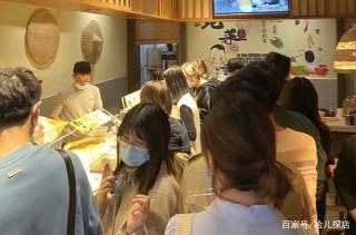 美食大V王剛在成都開的鹵味店，顧客排隊排到地鐵口