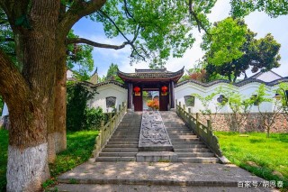 始建於1924年的安徽歷史名校，鑲嵌在風景區之中，曾走出5名院士