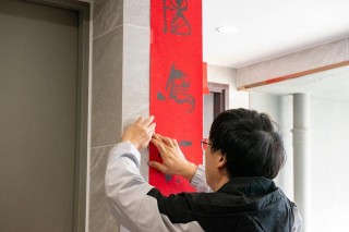 春節，收到媽媽寄來的一大箱年貨，不能回家卻有回家過年的感覺