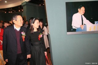 98歲楊振寧現身清華！請別再把他娛樂化！我們是否欠他一個道歉？