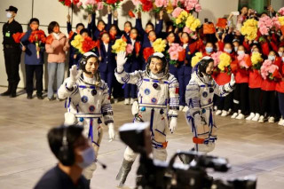 艙外航天服有多重要？一件造價上千萬，重量達240斤